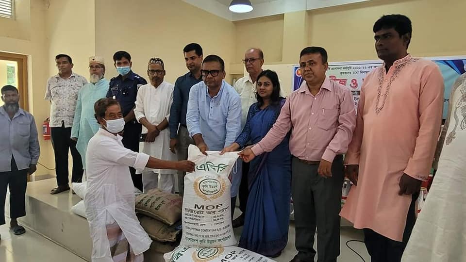 বাগাতিপাড়ার ক্ষুদ্র ও প্রান্তিক কৃষকদের মাঝে বীজ, সার ও অন্যান্য উপকরণ বিতরণ