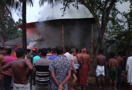 গুরুদাসপুরে খড়ের গাদায় আগুন লাগিয়ে বাসায় চুরি