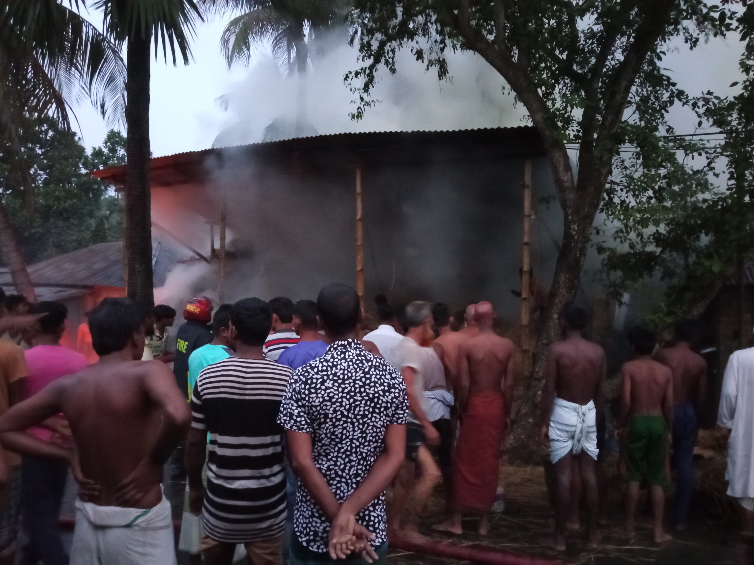 গুরুদাসপুরে খড়ের গাদায় আগুন লাগিয়ে বাসায় চুরি