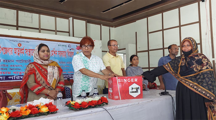 বড়াইগ্রামে অসহায় নারীদের মাঝে সেলাই মেশিন বিতরণ