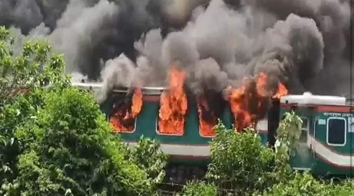 মৌলভীবাজার ট্রেনে আগুন, সিলেটের সঙ্গে রেল যোগাযোগ বন্ধ