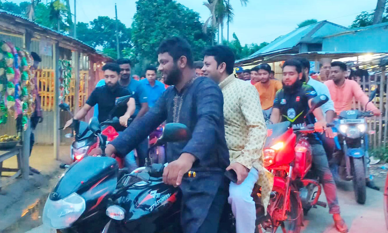 পৌর আ.লীগ সম্পাদক প্রার্থী আলমগীর শেখের মোটরসাইকেল শোভাযাত্রা