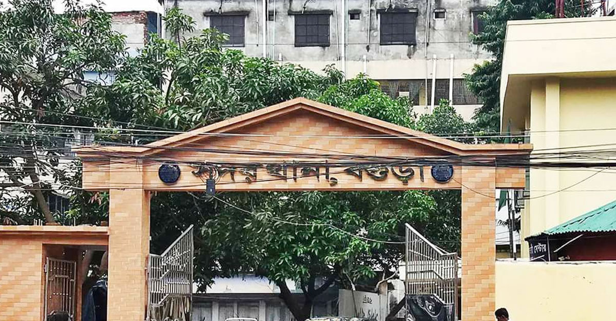 বগুড়ায় আবাসিক হোটেল থেকে ৩৮ নারী-পুরুষ আটক