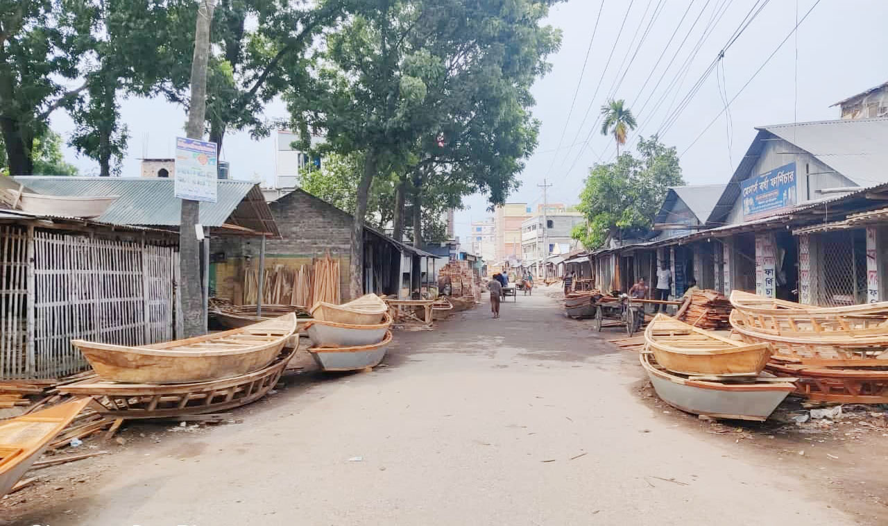 গুরুদাসপুরে বর্ষার পানির সাথে পাল্লা দিয়ে বাড়ছে ডিঙি নৌকার চাহিদা