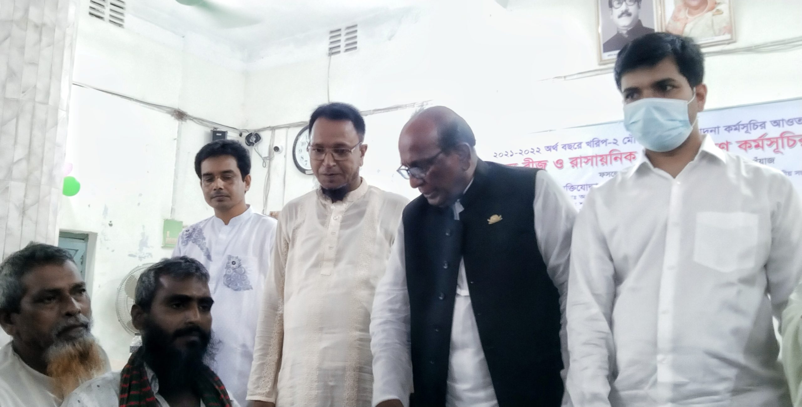 গুরুদাসপুরে কৃষকদের মাঝে সার ও বীজ বিতরণ
