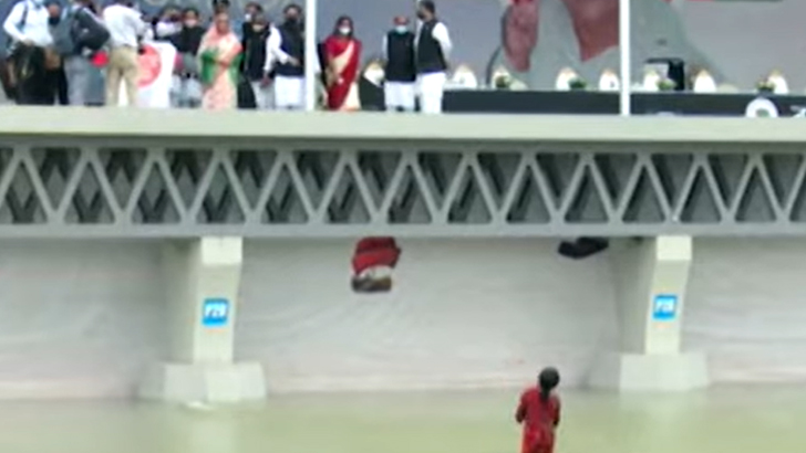 পানিতে দাঁড়িয়ে প্রধানমন্ত্রীর সঙ্গে কথা বলল কিশোরী