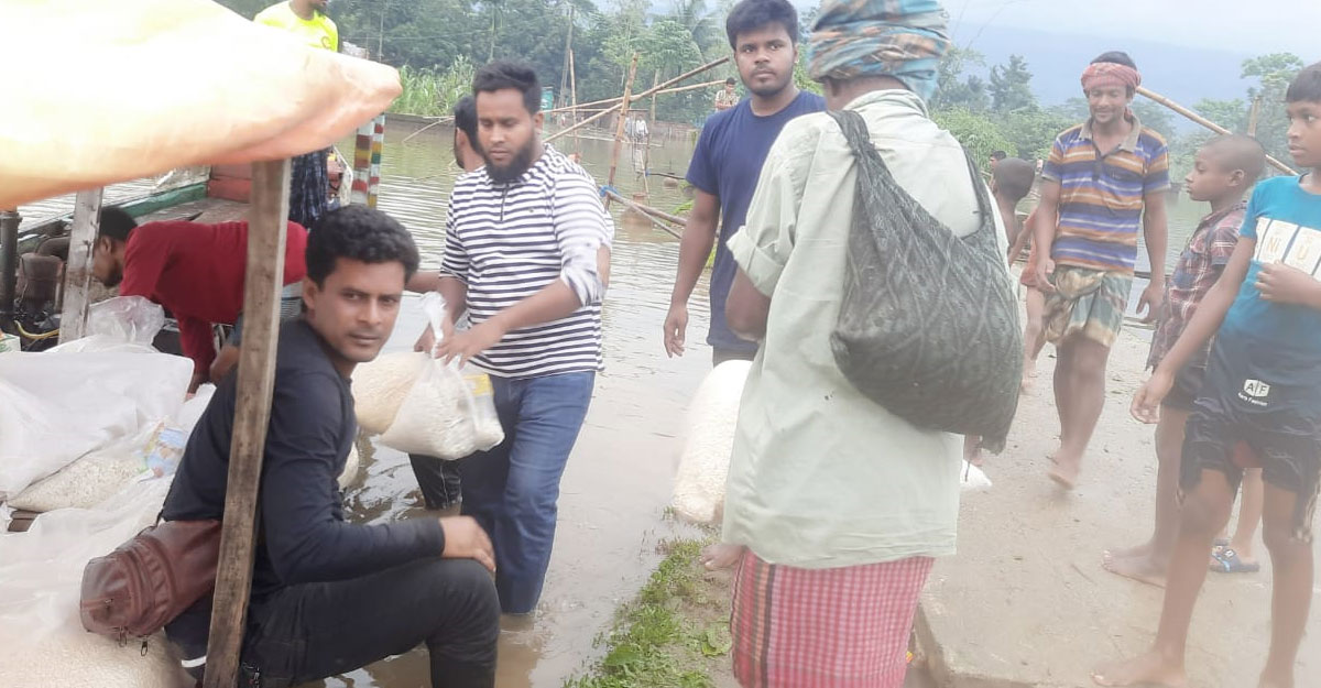 বন্যার্তদের পাশে দাঁড়ালেন সমাজকর্মী মামুন বিশ্বাস
