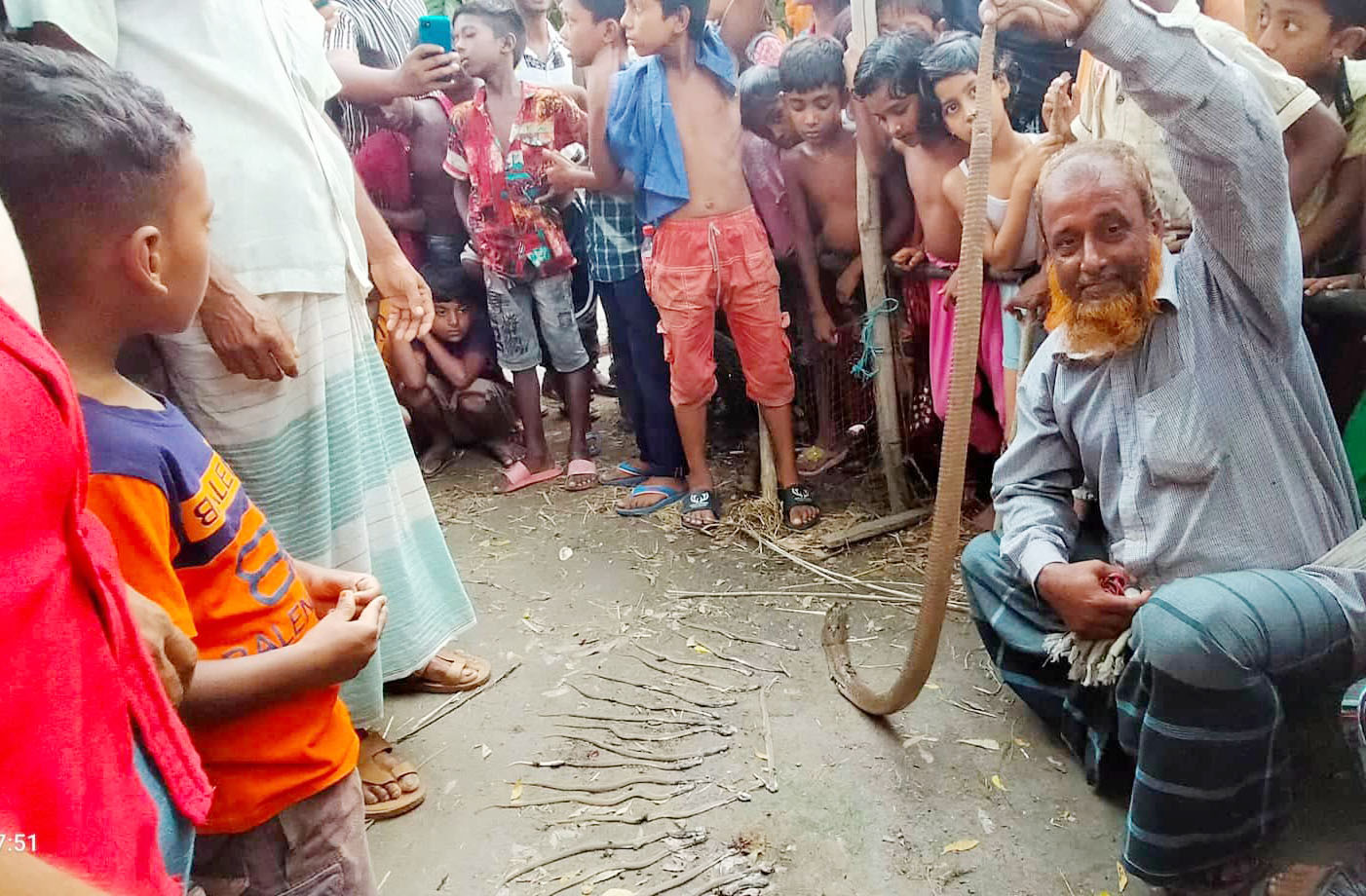 গুরুদাসপুরে কৃষকের ঘরে মিললো ২৫টি গোখরা সাপ