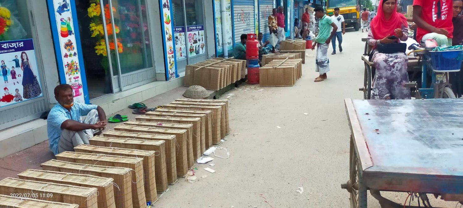 চলনবিলে দেদার বিক্রি হচ্ছে ছোট মাছ ধরার ফাঁদ