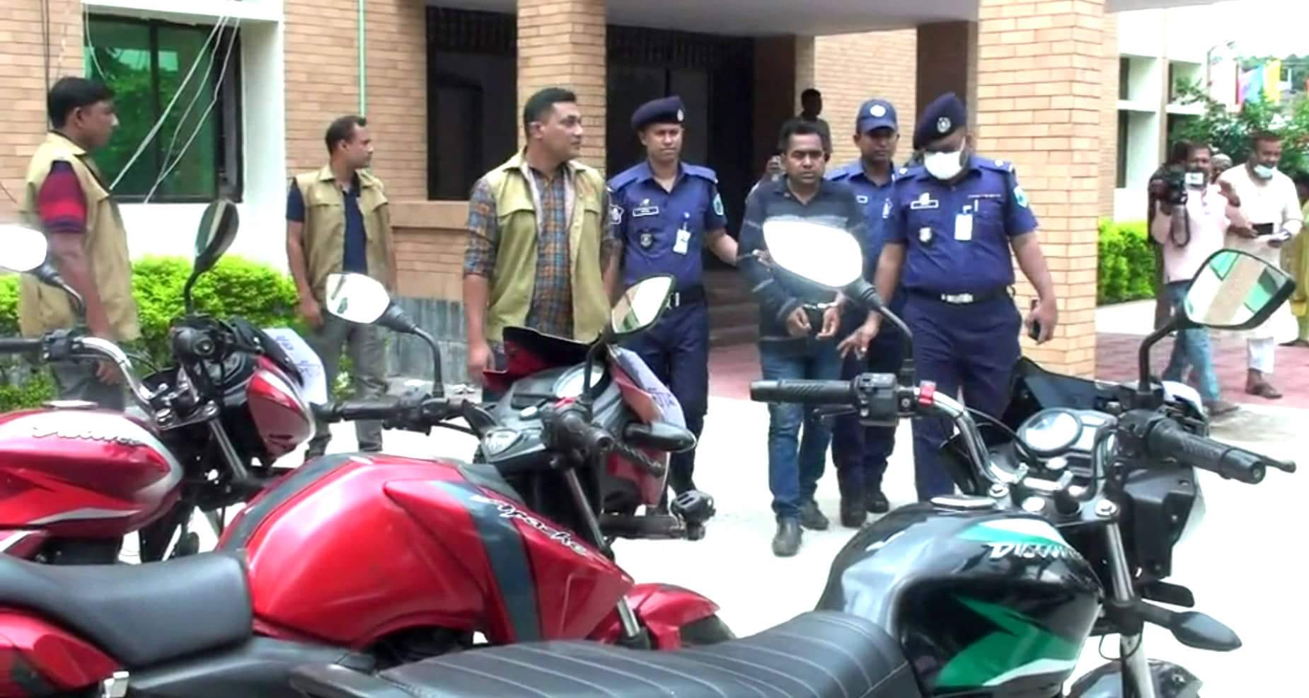 ছাত্র, ব্যবসায়ী ও জেলে পরিচয়ের আড়ালে তাঁরা ছিনতাইকারী: পুলিশ