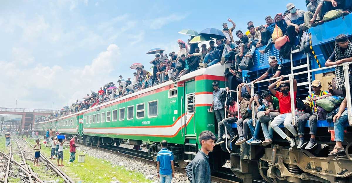 অতিরিক্ত ‍যাত্রীর চাপে ক্ষতিগ্রস্ত ট্রেন, মাঝপথে আটকা