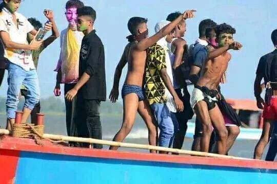 চলনবিলে নৌকা ভ্রমণ ও পিকনিকের নামে হচ্ছে টা কি ?