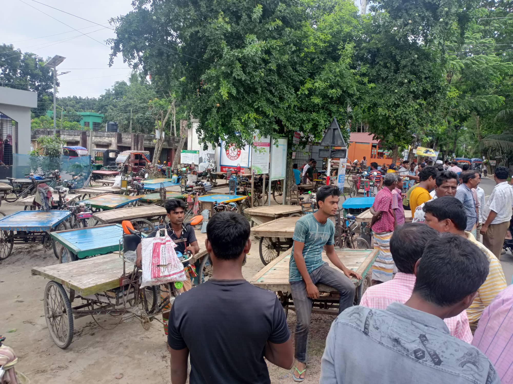 নাটোরের বাগাতিপাড়ায় ভাড়া বৃদ্ধির দাবিতে ভ্যান চালকদের অবরোধ