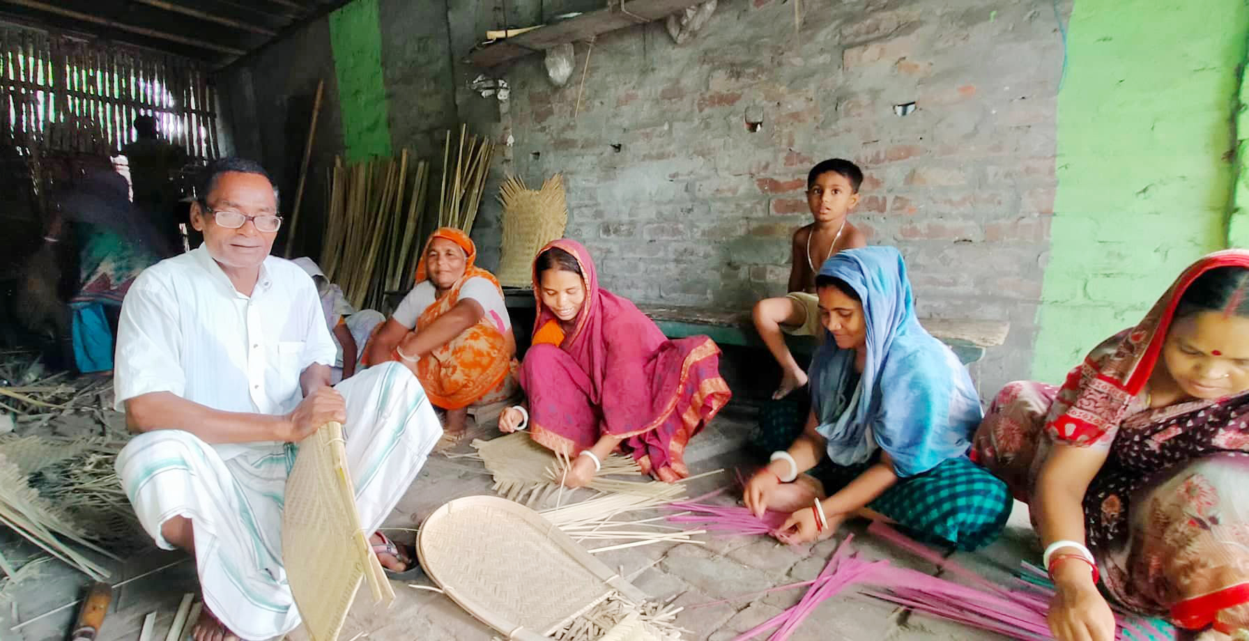 গুরুদাসপুরে ভালো নেই বিলুপ্তপ্রায় বাঁশ শিল্পের কারিগররা