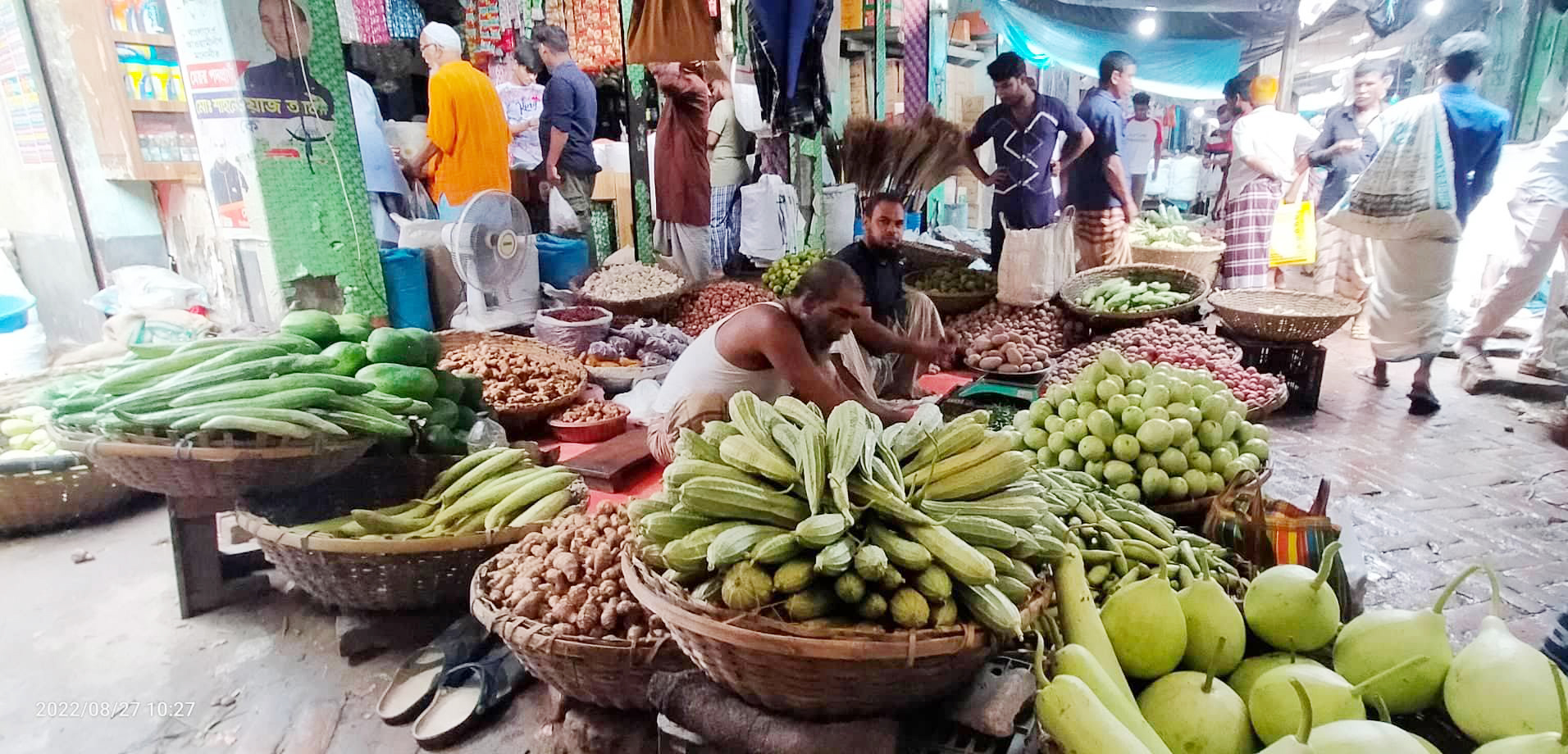 গুরুদাসপুরে কমেছে সবধরনের সবজির দাম,ডিম-মুরগির দামেও স্বস্তি
