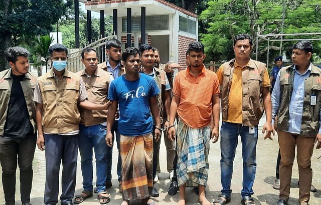 চলন্ত বাসে ডাকাতি ও দলবদ্ধ ধর্ষণের মামলায় আরও ২ আসামি গ্রেপ্তার