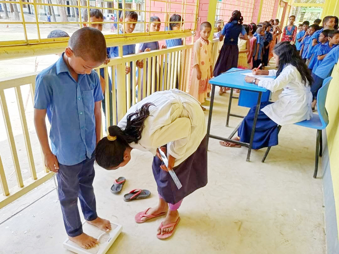 গুরুদাসপুরে শিক্ষা প্রতিষ্ঠানে স্বাস্থ্য পরীক্ষায় ‘খুদে ডাক্তার’