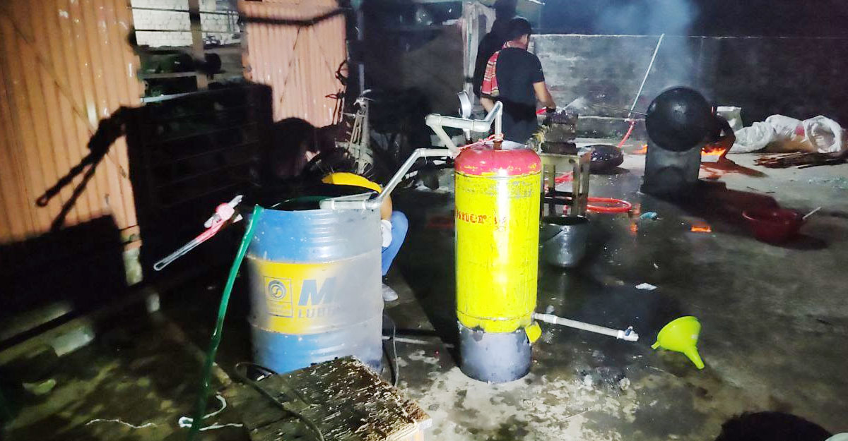 পলিথিন পুড়িয়ে জ্বালানি তেল উৎপাদন