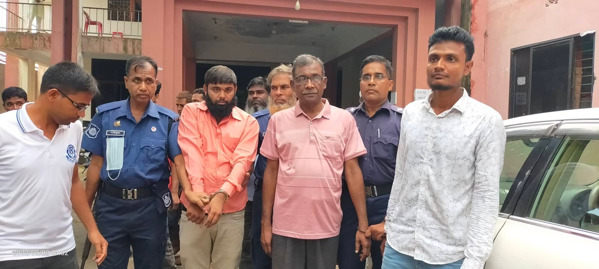 গুরুদাসপুরে দুই সহযোগীসহ ভুয়া নিরীক্ষা কর্মকর্তা আটক