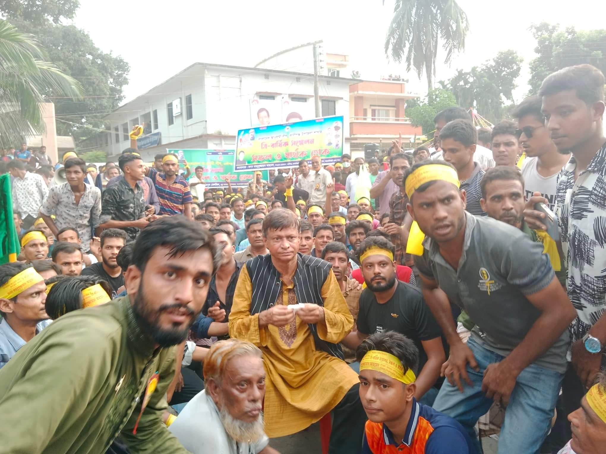 মঞ্চের আসনে নয়, মাঠে নিজ সমর্থকদের পাশে বসলেন মাহবুবুজ্জামান আহমেদ