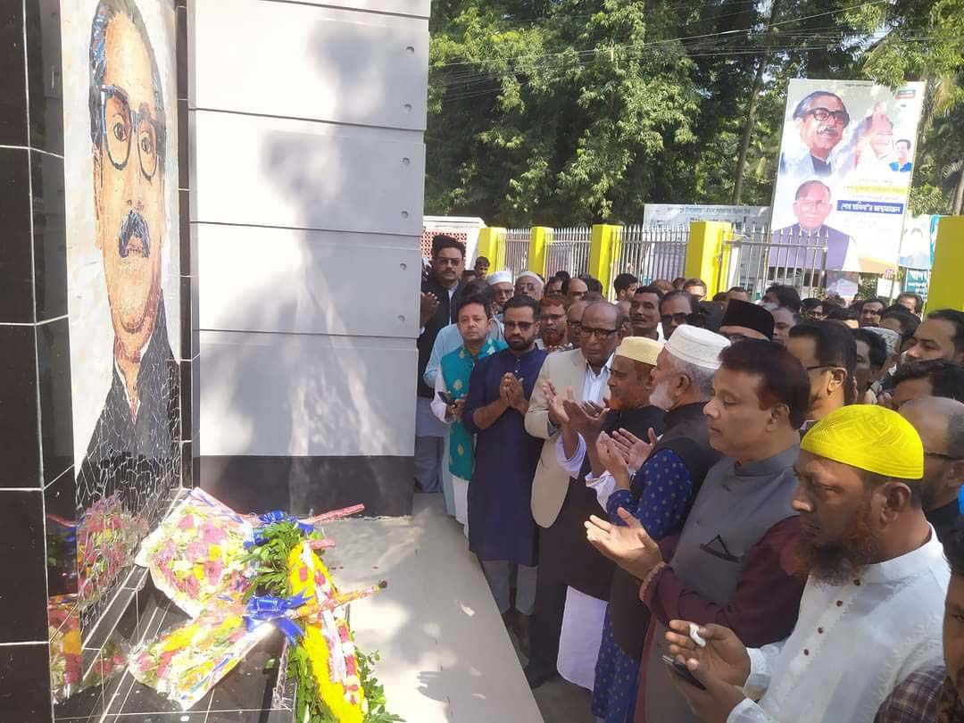বঙ্গবন্ধুর প্রতিকৃতিতে নবগঠিত কমিটির শ্রদ্ধা নিবেদন