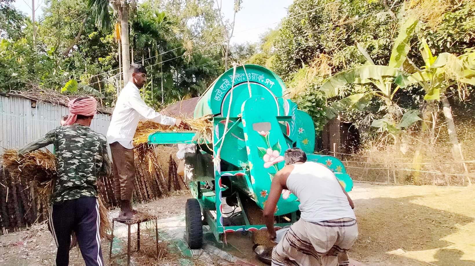ভ্রাম্যমান ধান মাড়াই মেশিনে তিন বন্ধুর ভাগ্যবদল