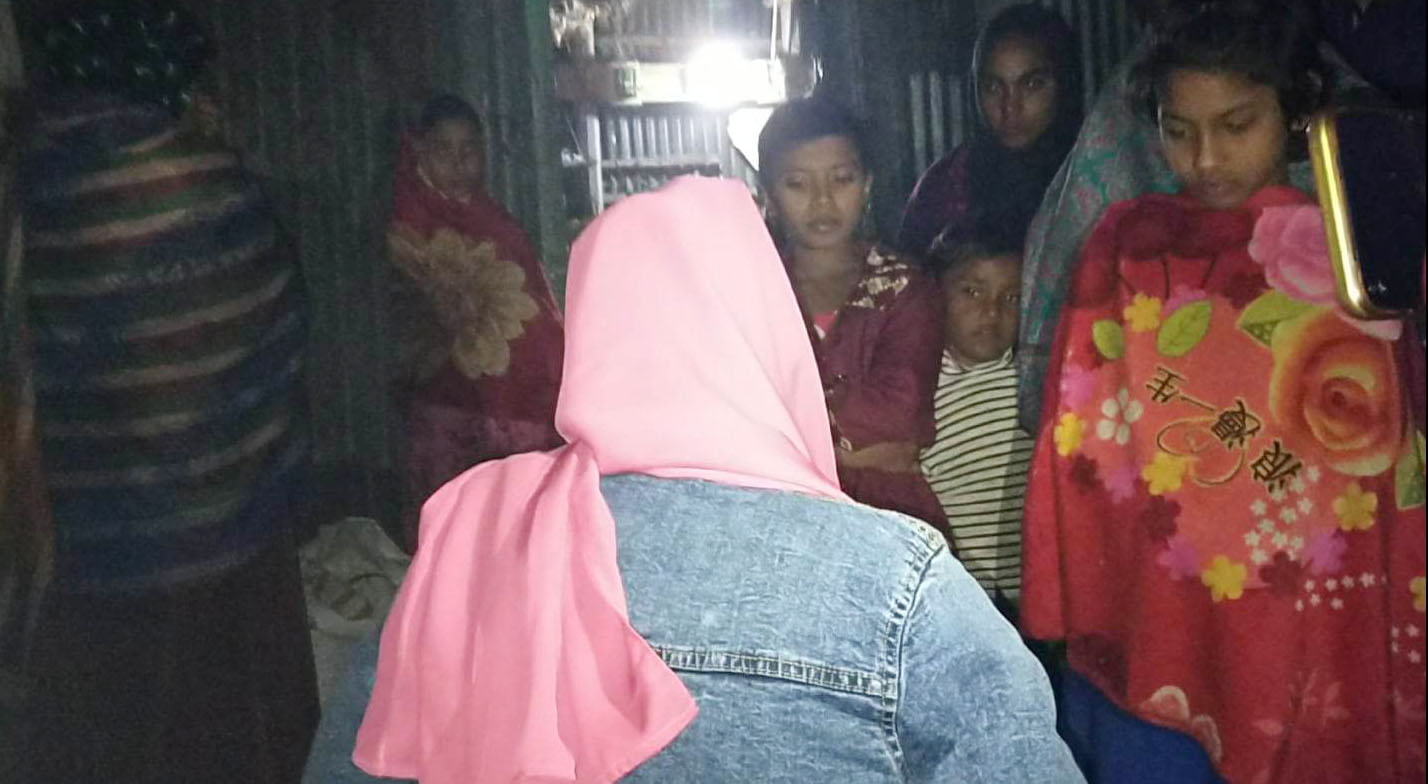 বিয়ের দাবিতে প্রেমিকের বাড়িতে কিশোরীর অনশন