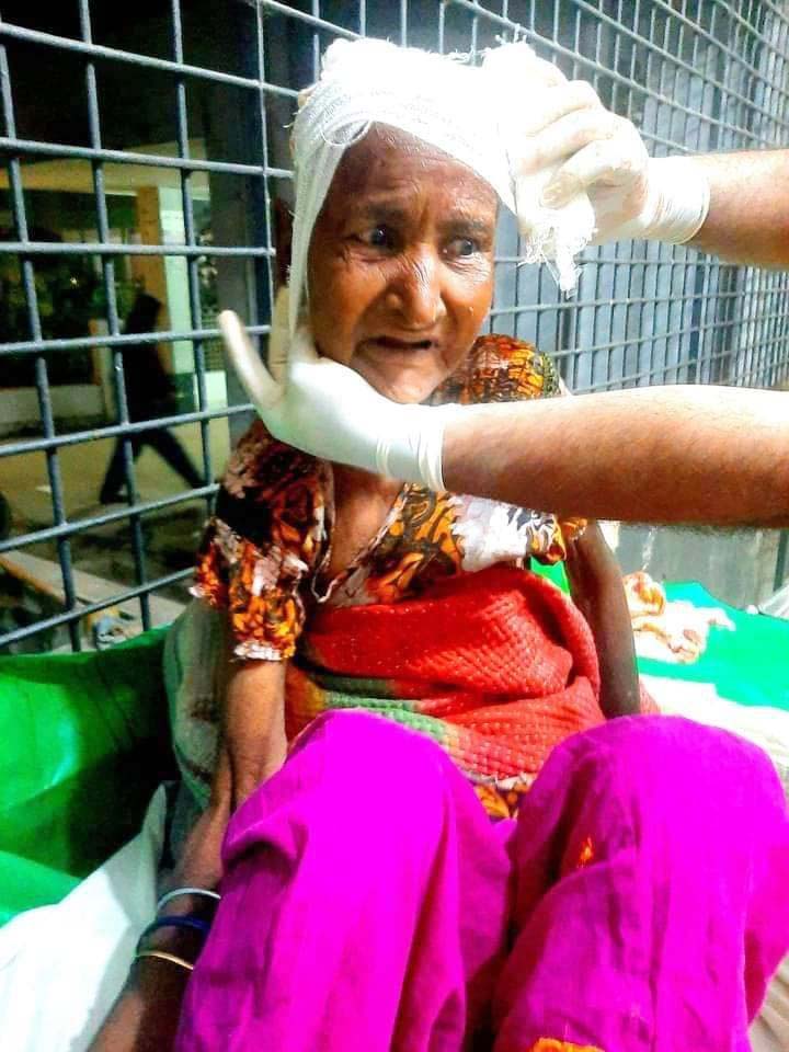 স্বজনদের কাছে ফিরতে চান শতবর্ষী মহিলা