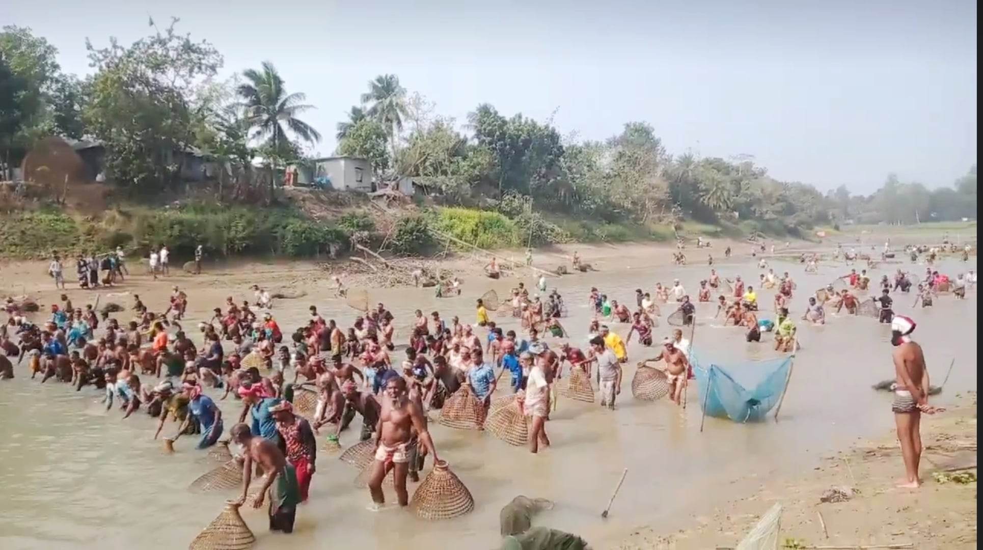 গুরুদাসপুরের আত্রাই নদীতে মাছ ধরার উৎসব