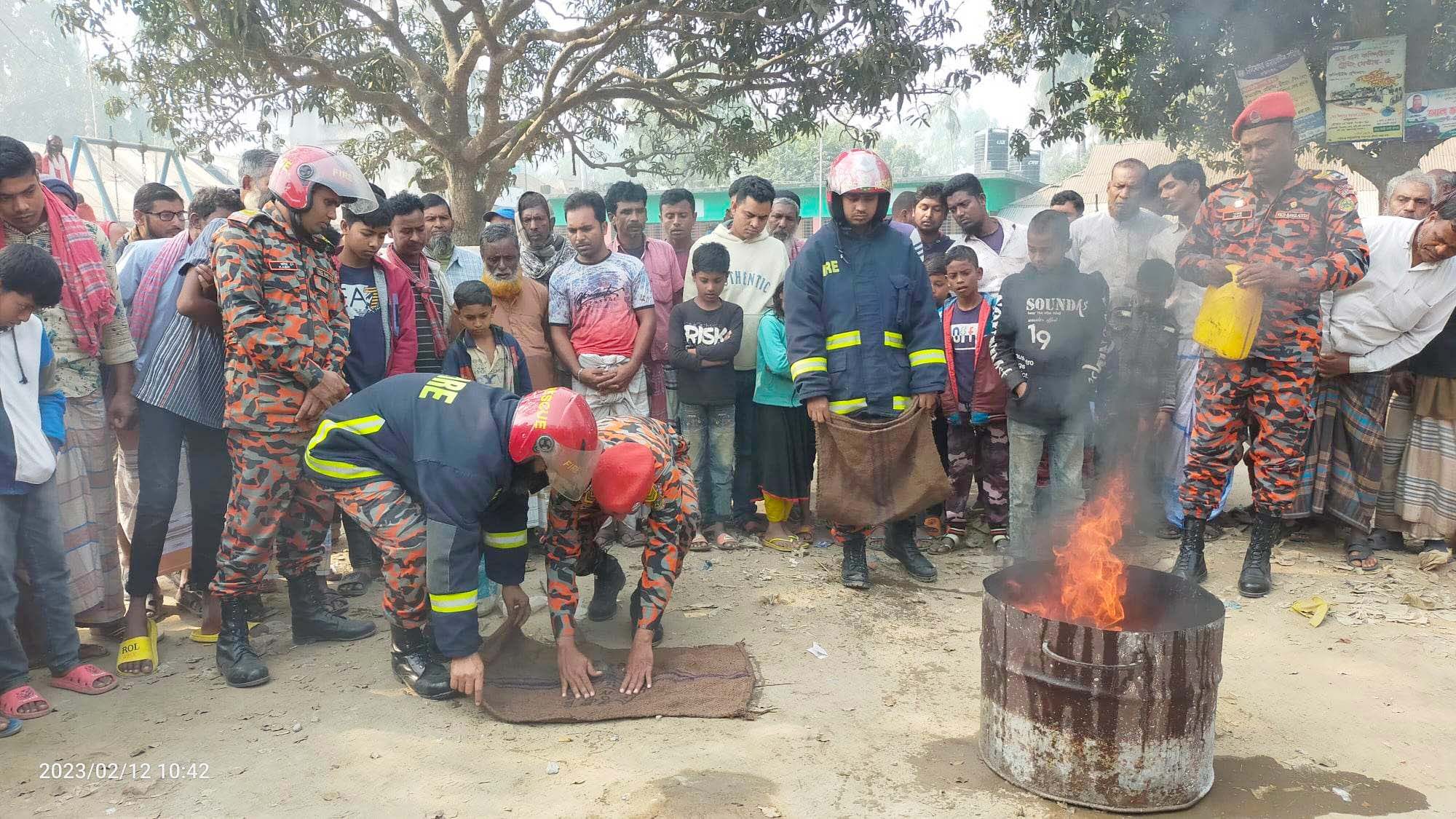 গুরুদাসপুরে অগ্নি নির্বাপক প্রদর্শন ও মহড়া অনুষ্ঠিত