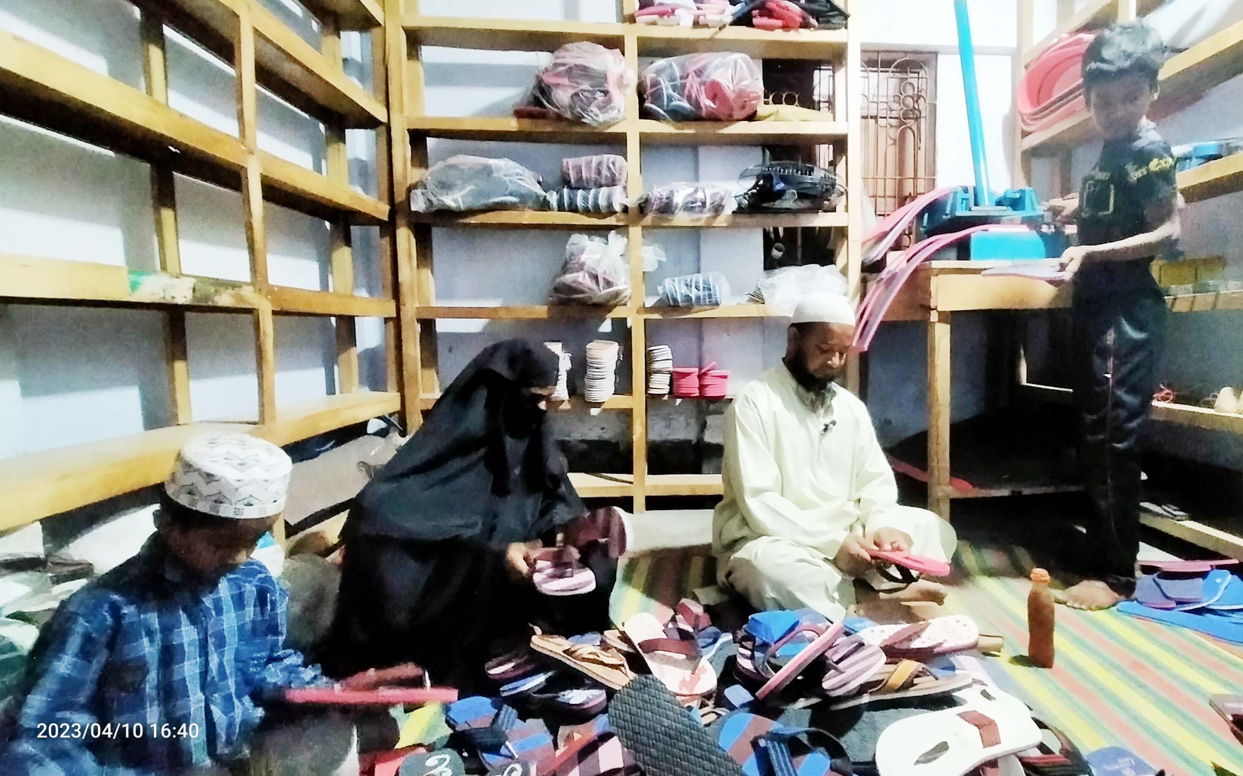গুরুদাসপুরে জুতার কারখানায় মজনু সরকারের সাফল্য