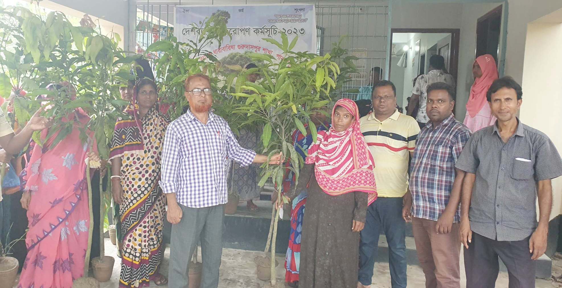 গ্রামীণ ব্যাংক ধারাবারিষা শাখার গাছের চারা বিতরণ
