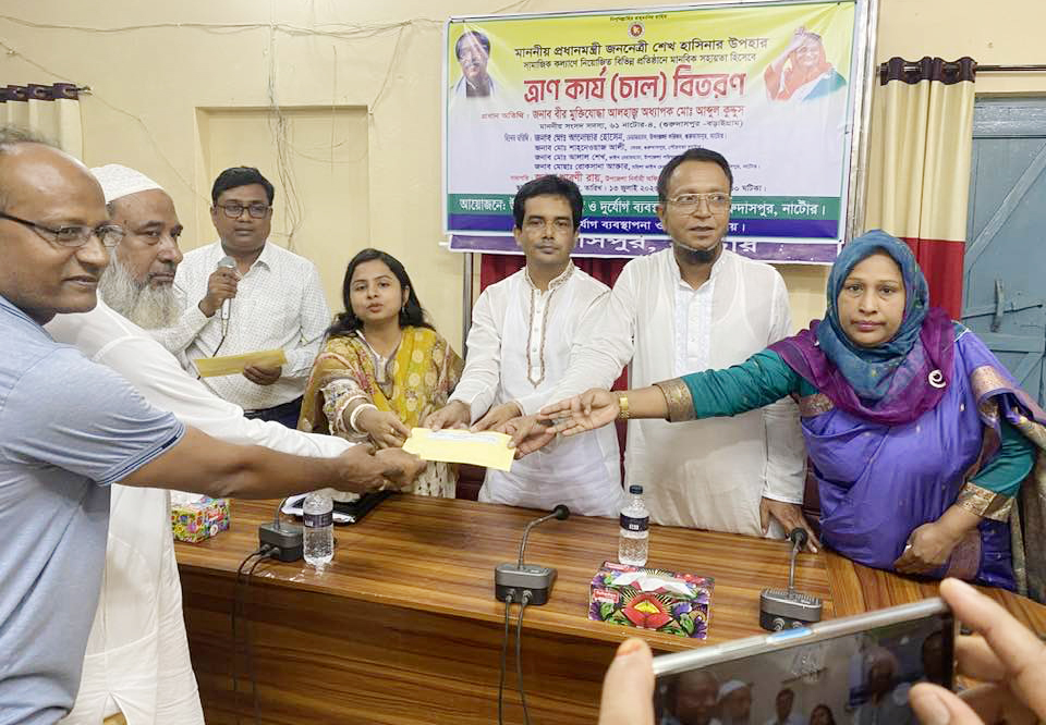 গুরুদাসপুরে মাদরাসা ও মন্দিরের এতিম শিক্ষার্থীরা পেল প্রধানমন্ত্রীর উপহার