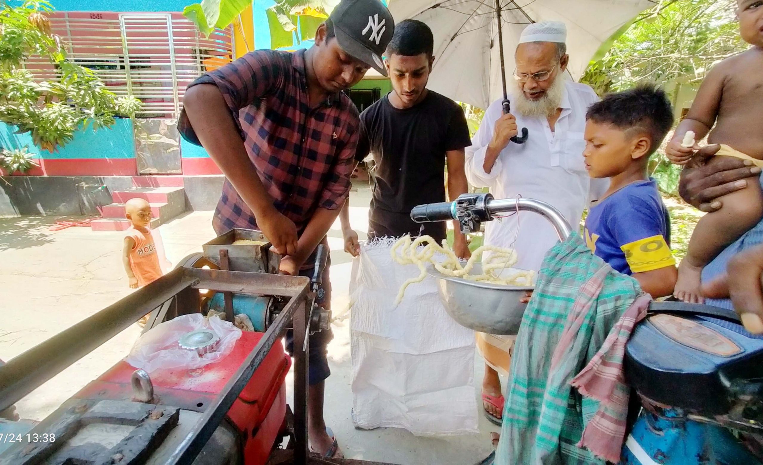 চাল থেকে ঝুড়ি তৈরী করে চলে ওদের অভাবের সংসার
