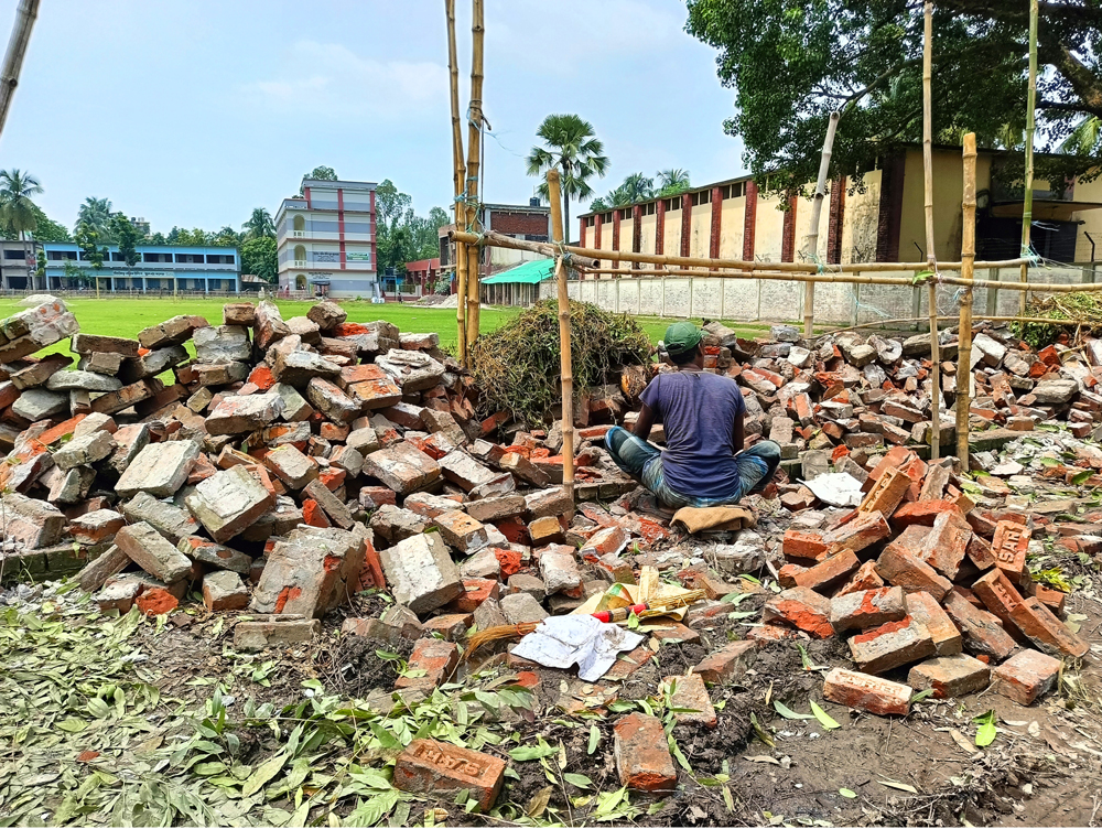 লাইভে এসে বিদ্যালয়ের নির্মাণাধীন মাকেট ভাঙলো দুবৃত্ত্বরা