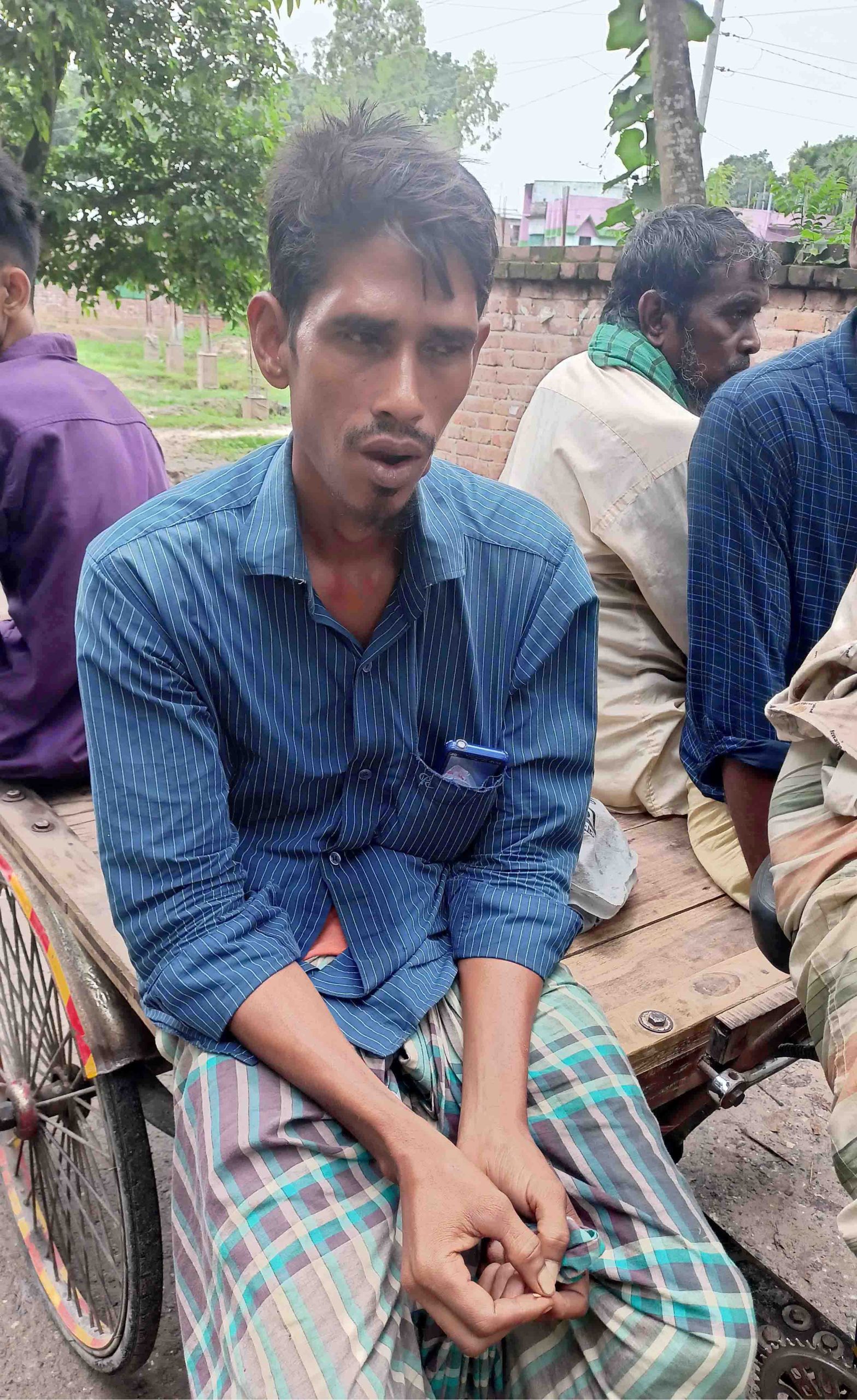 অবলম্বন হারিয়ে দিশেহারা মুক্তার