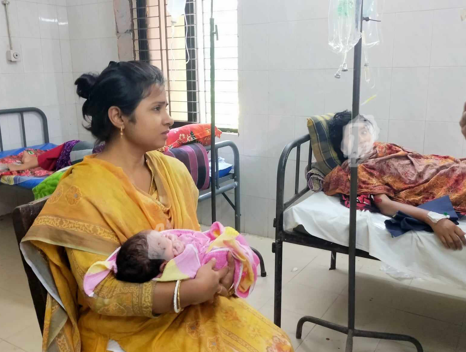 গুরুদাসপুরে আলোচিত ধর্ষিতা শিশু মা’র পাশে উপজেলা প্রশাসন