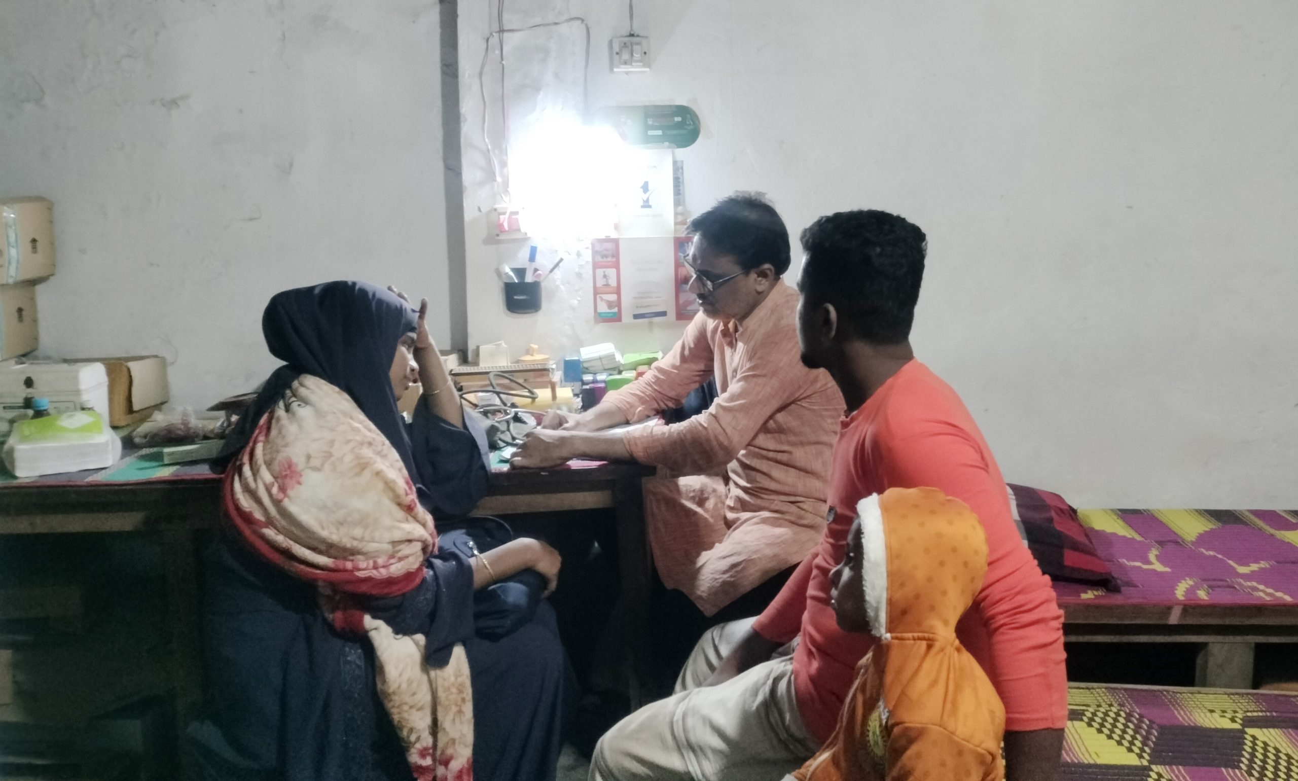 ফার্মেসী কর্মচারী এখন বিশেষজ্ঞ চিকিৎসক দিচ্ছেন সর্বরোগের চিকিৎসা
