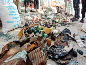 গুরুদাসপুরে কৃষি উপকরনের দোকানে আগুন