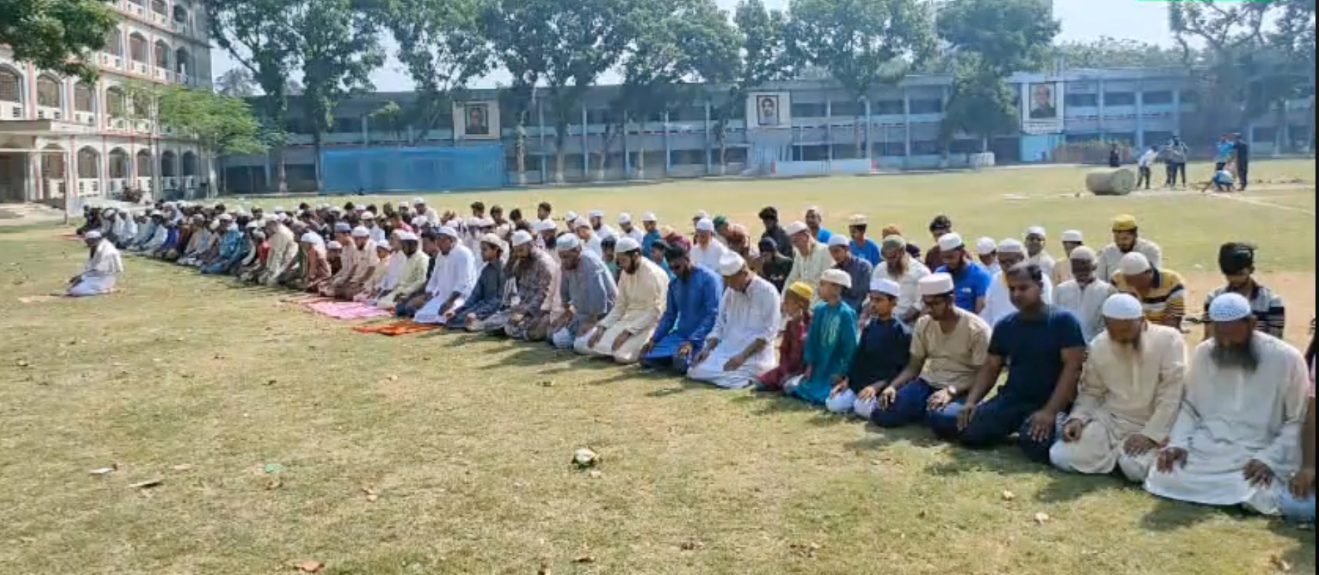 গুরুদাসপুরে বিশেষ নামাজে কাঁদলেন মুসল্লীরা শ্রষ্ঠার কাছে চাইলেন বৃষ্টি