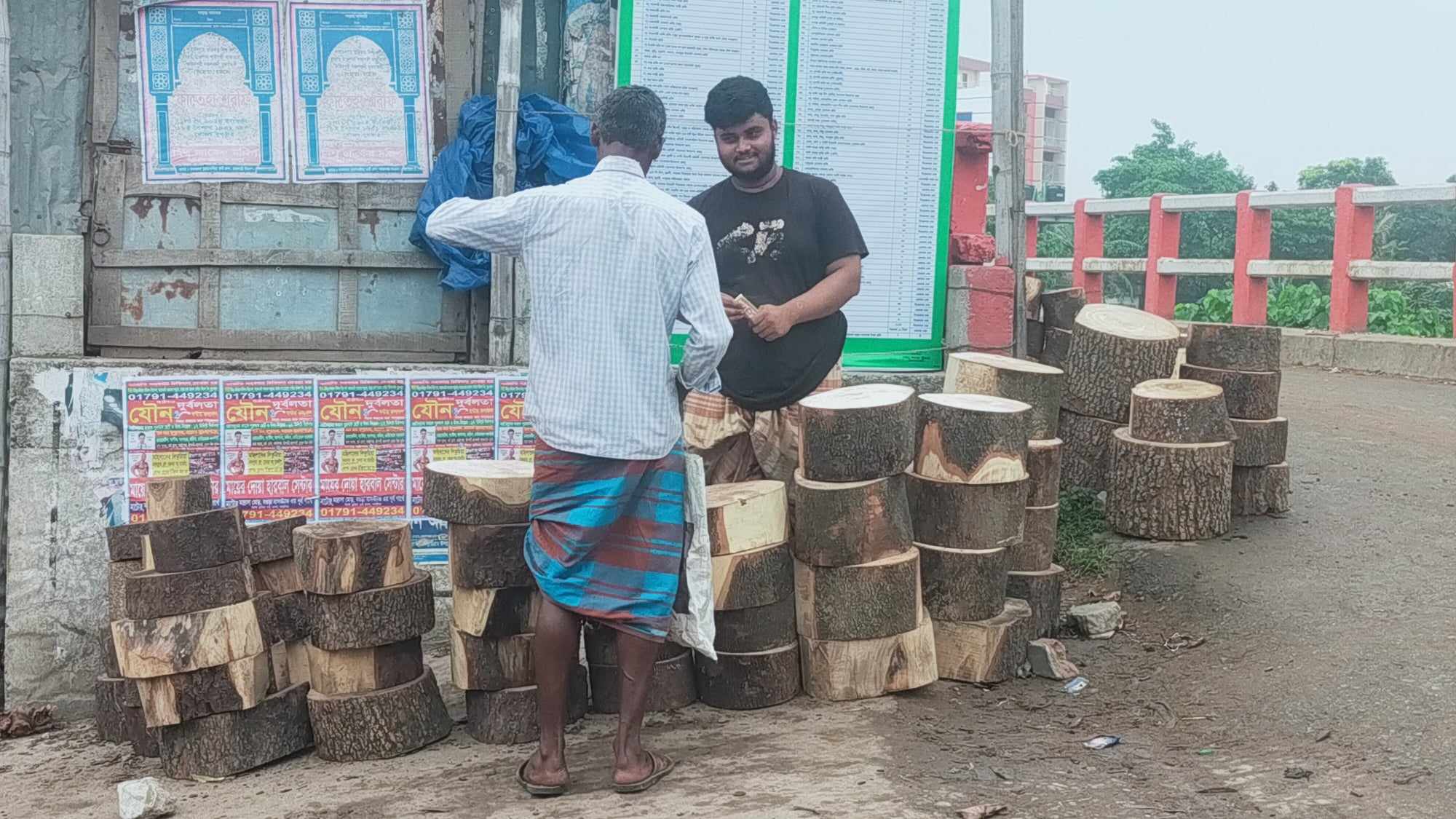 গুরুদাসপুরে ঈদ ঘিরে বেড়েছে কাঠের গুড়ির দাম