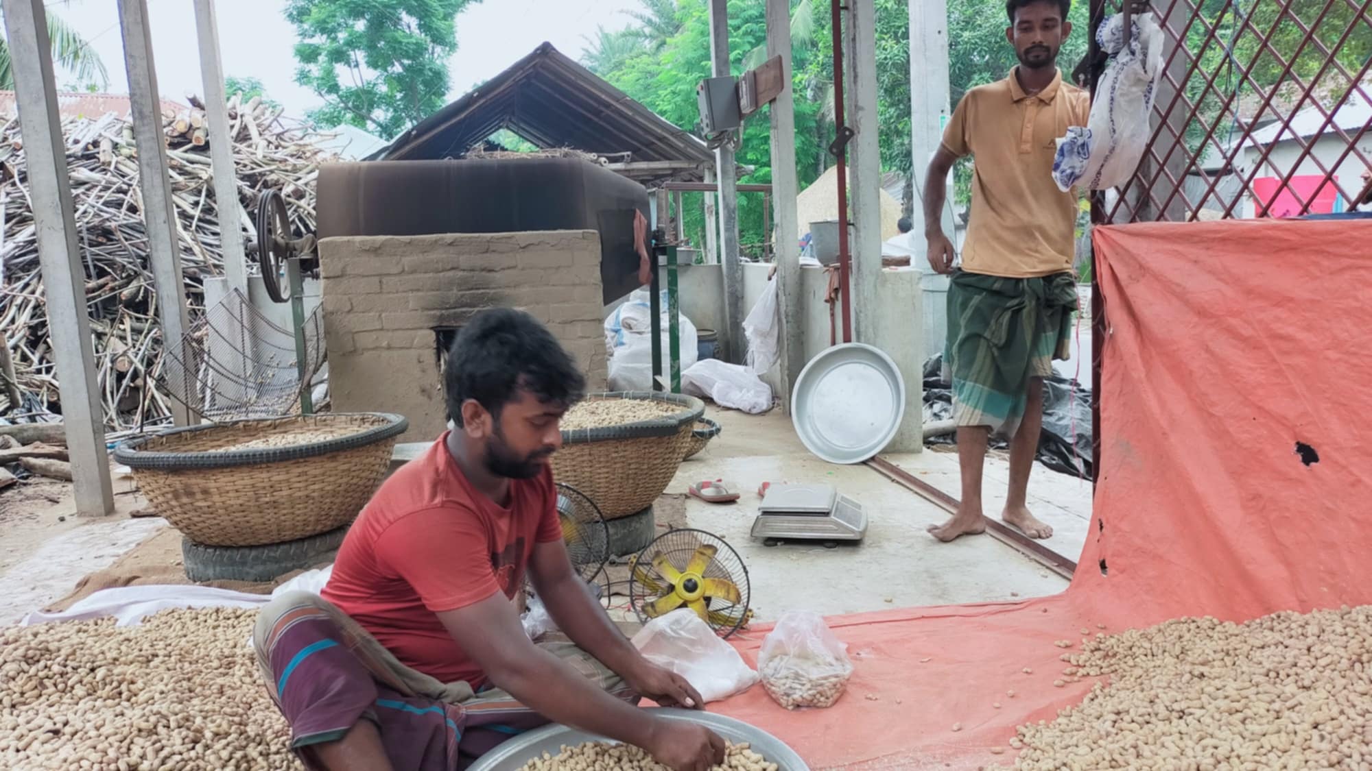 বাদাম বিক্রেতা থেকে সফল উদ্যোক্তা গুরুদাসপুরের রাজু
