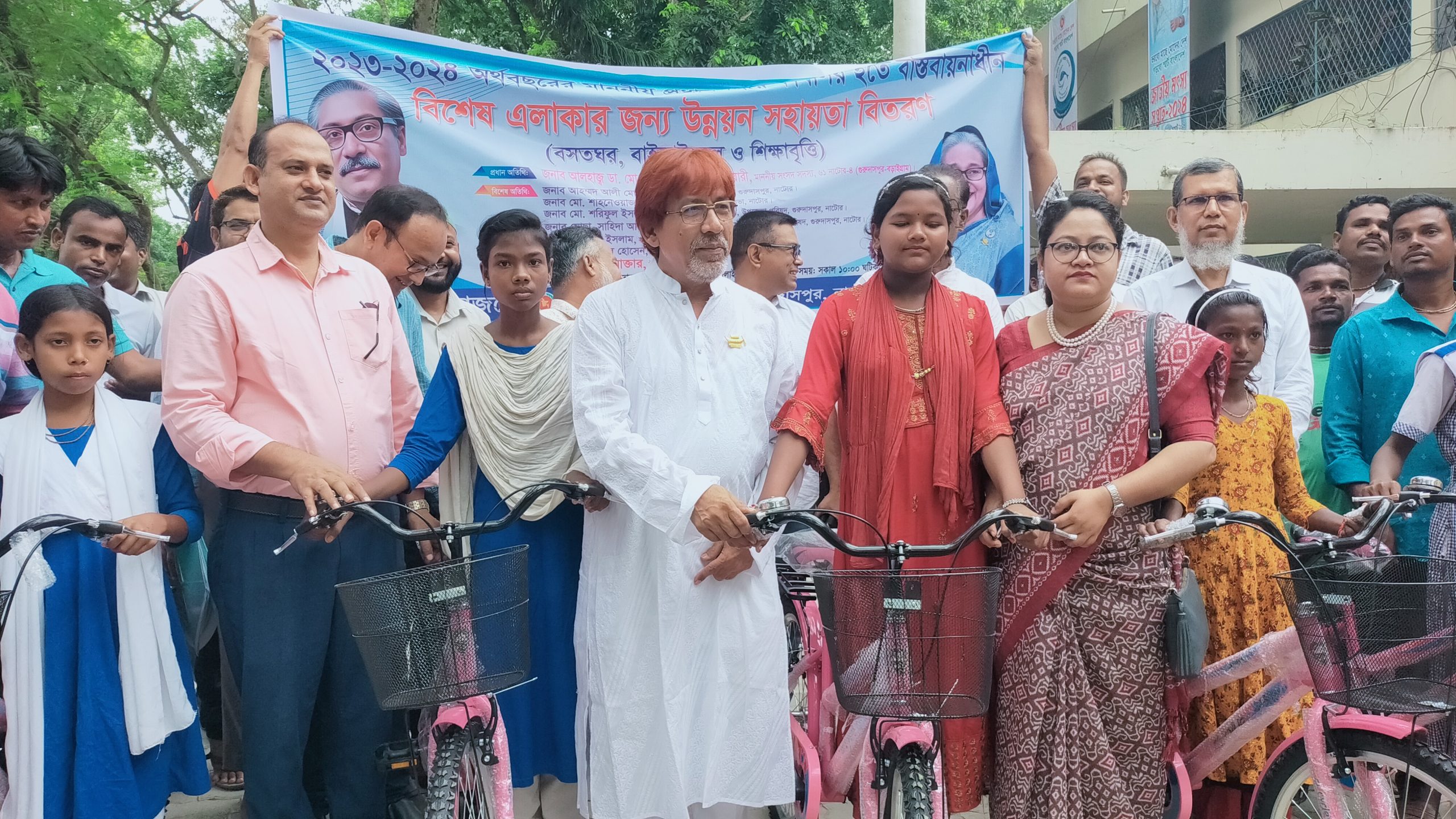 গুরুদাসপুরে বাইসাইকেল ও শিক্ষা উপকরণ বিতরন