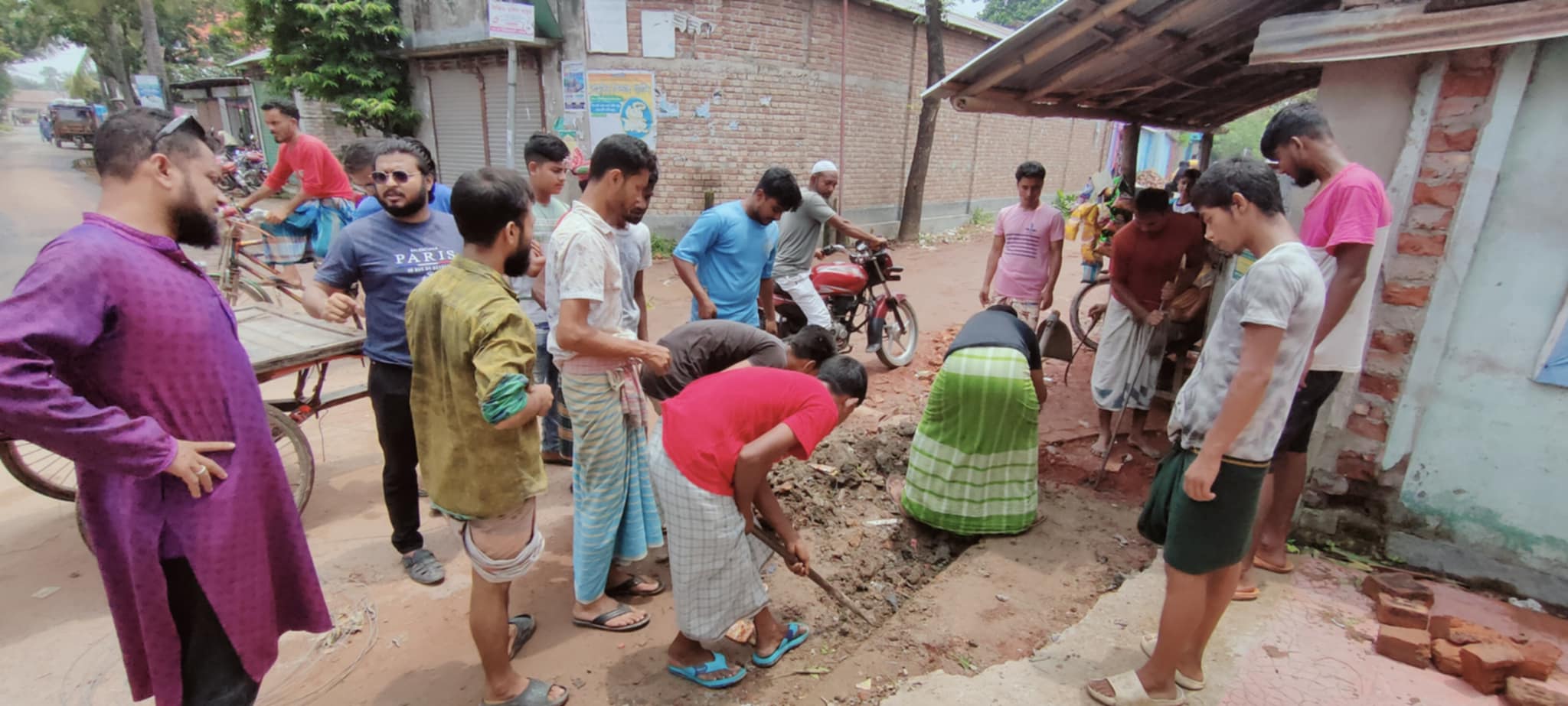 গুরুদাসপুরে জনদুর্ভোগ লাঘবে সংস্কার কাজে শহর যুবদল
