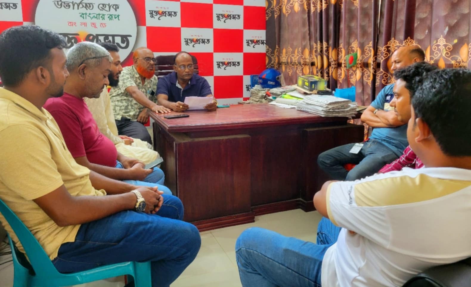 সংবাদের জেরে সাংবাদিকের নামে মামলা-প্রত্যাহার দাবি