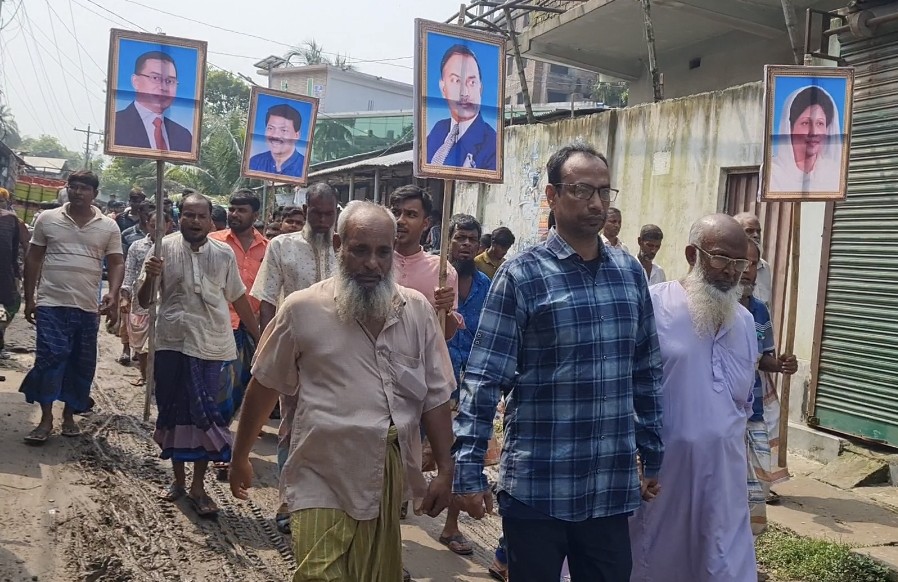 নাজিরপুর ইউপি চেয়ারম্যান গ্রেফতারে আনন্দ মিছিল মিষ্টি বিতরণ