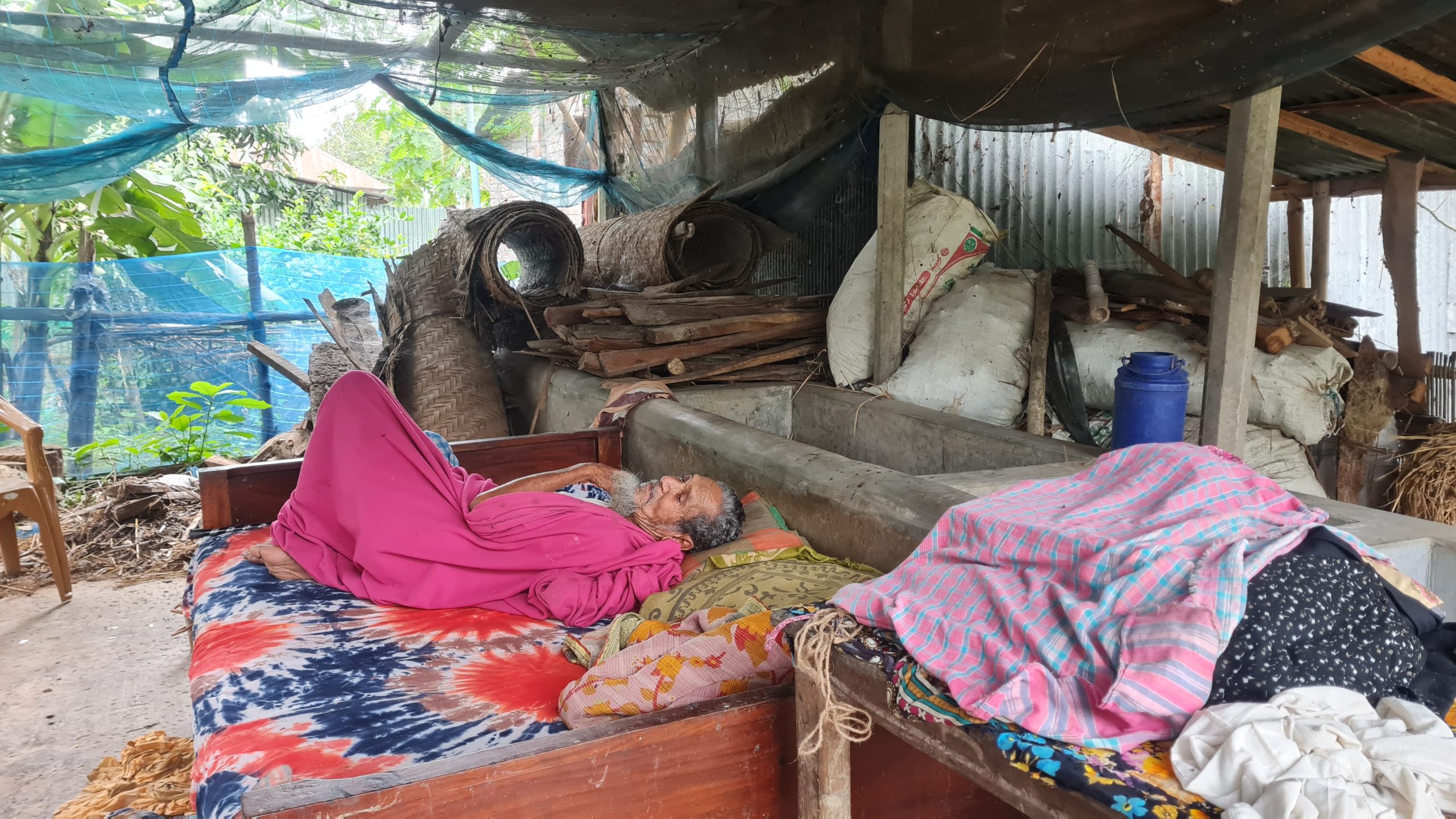গুরুদাসপুরে ছেলেরা জমিজমা লিখে নিয়ে মা-বাবাকে রাখেন গোয়াল ঘরে