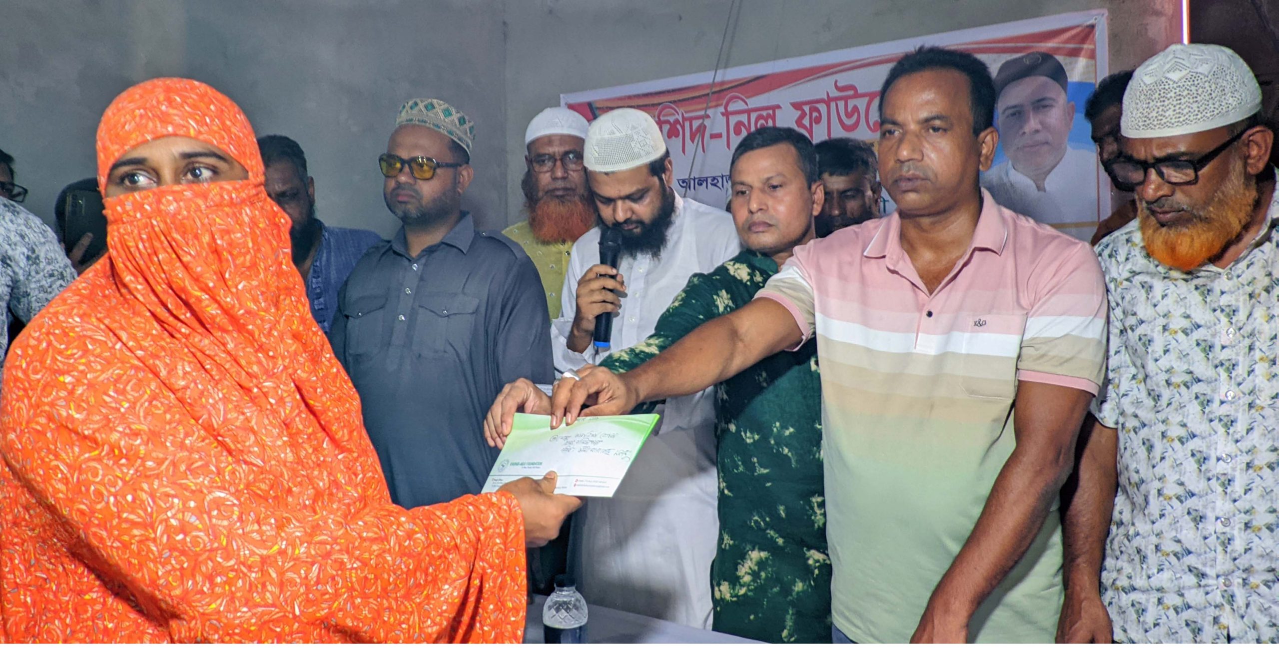গুরুদাসপুরে মানবিক সহায়তা প্রদান করলো রাশেদ-নিলু ফাউন্ডেশন