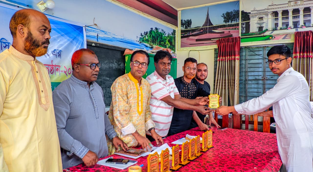 গুরুদাসপুরে কৃতি শিক্ষার্থীদের সংবর্ধনা ও পুরস্কার বিতরণ