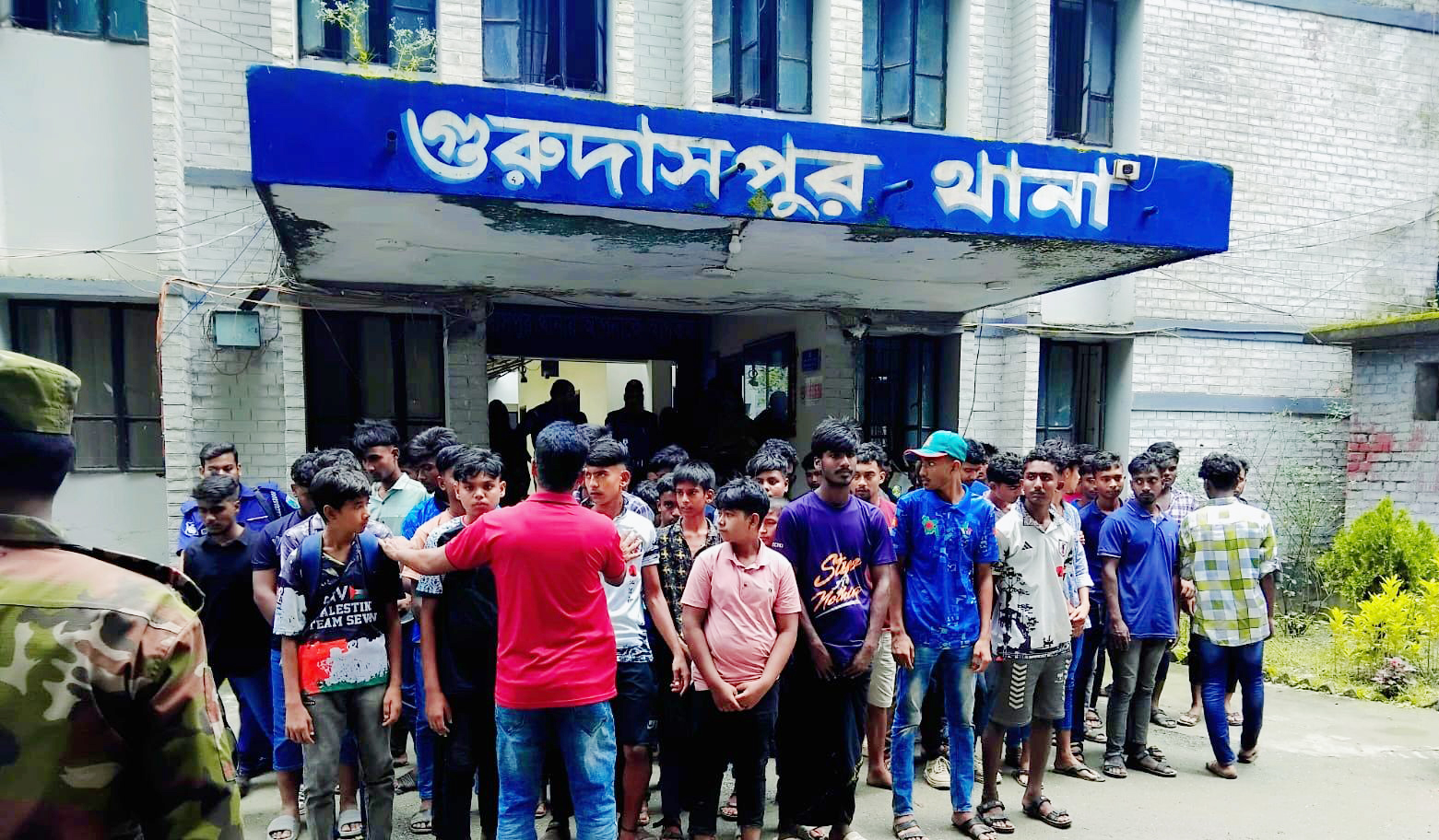 খোলা ট্রাকে ডিজে পার্টি গুরুদাসপুরে ৫৭ কিশোর আটক